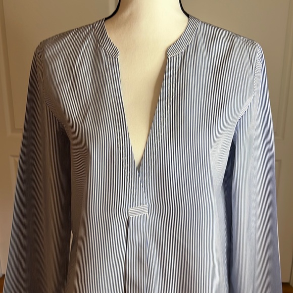 Theory light blue pinstriped cotton tunic with button back slit opening NWOT - Picture 2 of 10